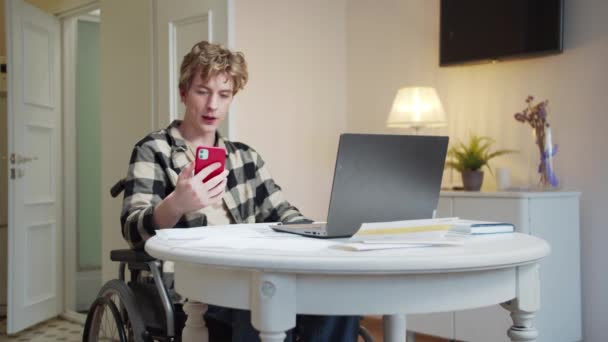 Een gehandicapte man is aan de telefoon over belangrijke zaken aan het praten — Stockvideo