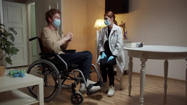 Un'infermiera sta parlando con il suo paziente — Video Stock
