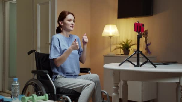 Zdravotně postižená žena dokončuje trénink na dálku — Stock video