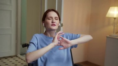 Engelli güzel bir kadın müzik dinliyor ve şarkı söylüyor. 