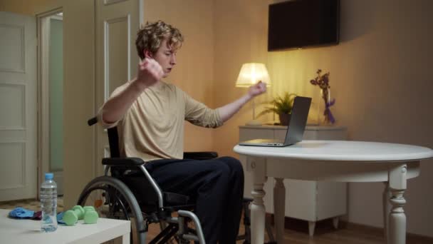 Zdravotně postižený muž roztahuje ruku na různé strany. — Stock video