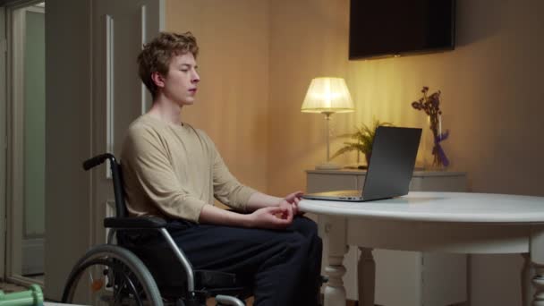 Een gehandicapte jongeman die mediteert in stilte — Stockvideo