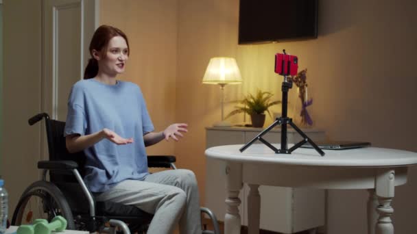 Una donna disabile sta facendo esercizi manuali con elastico sportivo — Video Stock