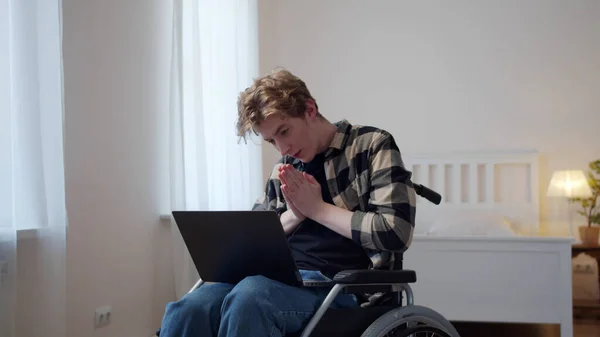 A disabled man is talking to his friend on the Internet and having a good time — Stock Photo, Image