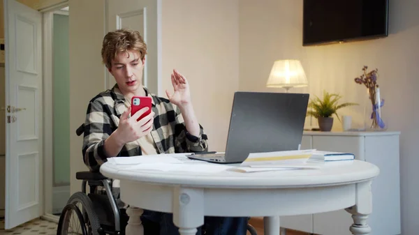 A disabled man is talking on the phone about important matters — Stock Photo, Image