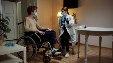 Bir hemşire hastasıyla aşı hakkında konuşuyor. 