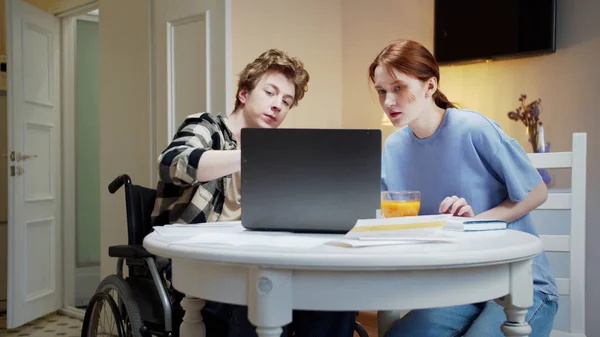 Два друга обсуждают и смотрят что-то за компьютером вместе — стоковое фото