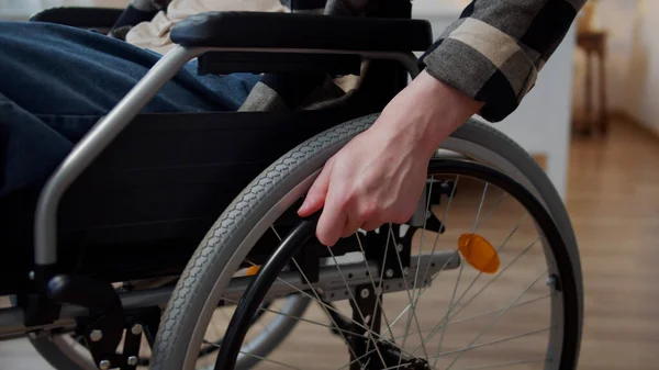 Un handicapé roule sur le fauteuil roulant à travers la chambre — Photo