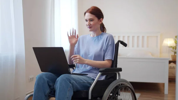 Женщина-инвалид сидит в инвалидном кресле и разговаривает со своей подругой — стоковое фото