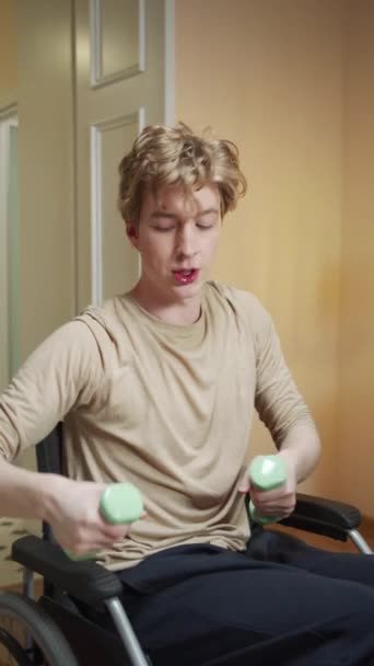 Zdravotně postižený muž ukazuje cvičení ruky na videu — Stock video