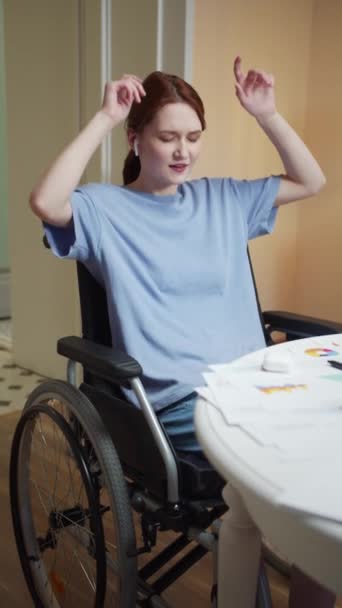 Una giovane disabile sta ascoltando musica e cantando — Video Stock