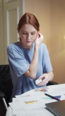 Genç bir engelli kadın müzik dinliyor ve meditasyon yapıyor. 