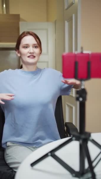 Una mujer deportiva discapacitada está mostrando un ejercicio deportivo en un video — Vídeo de stock