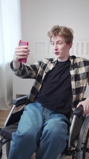 Krásný zdravotně postižený muž mluví se svým přítelem na internetu — Stock video