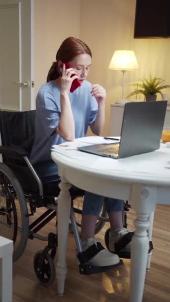 Une femme handicapée parle au téléphone de questions importantes — Video