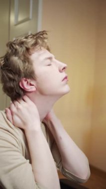 Çekici bir genç adam internette sağlıklı egzersizler yapıyor. 