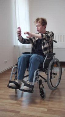 Güzel, engelli bir adam internette arkadaşıyla konuşuyor. 