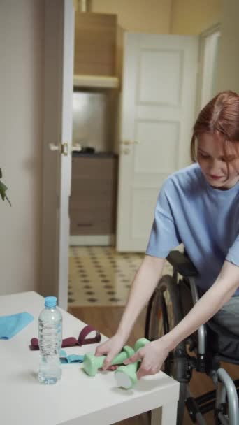 Niepełnosprawna kobieta wykonuje ćwiczenia rąk — Wideo stockowe