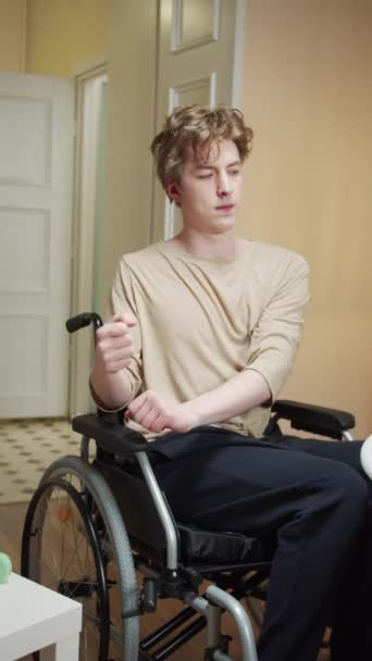 Niepełnosprawny mężczyzna rozkłada rękę na różne strony. — Wideo stockowe