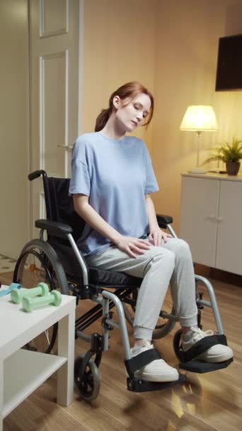 Una giovane disabile sta facendo un riscaldamento — Video Stock