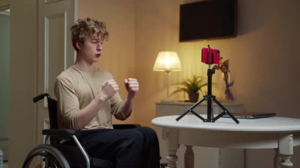 En ung handikappad man gör boxningsövning — Stockvideo