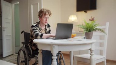 Engelli bir adam çalışkandır. 