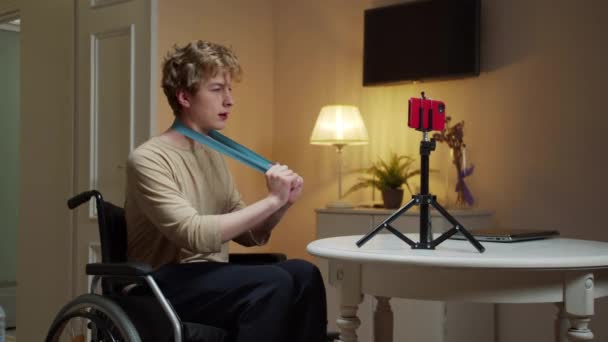 Ein behinderter Mann macht auf einem Video eine sportliche Übung mit sportlichem Gummizug — Stockvideo