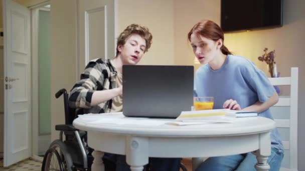 Dos amigos están discutiendo y viendo algo en la computadora juntos — Vídeos de Stock