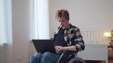 Engelli bir adam internette arkadaşıyla konuşuyor ve iyi vakit geçiriyor.
