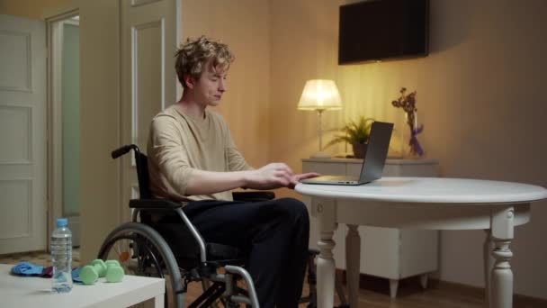 Un disabile sta allargando il braccio su lati diversi — Video Stock