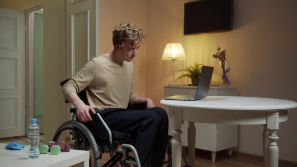 Een gehandicapte man maakt handoefeningen met speciale apparatuur — Stockvideo