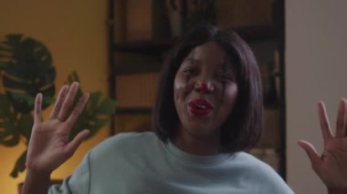 Genç bir kadın korkutuyor ve gülüyor.