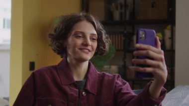 Genç bir bayan telefonda biriyle konuşuyor.