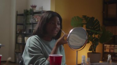 Güzel bir bayan cadılar bayramı makyajı çiziyor.