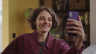 Genç bir bayan telefonda biriyle konuşuyor.