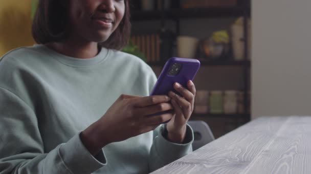 Una hermosa dama está mirando algo por teléfono y sonriendo — Vídeos de Stock