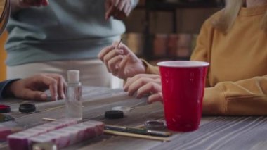 Genç bayanlar nasıl daha iyi makyaj yapılacağını konuşuyorlar.