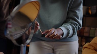 Genç bir bayan arkadaşına yağlı bez çiziyor.