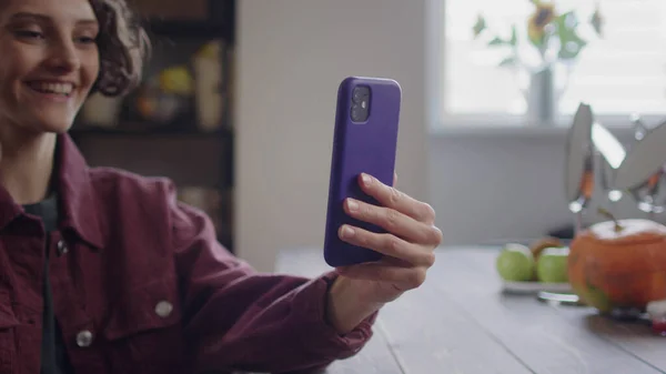 Una joven está hablando con alguien por teléfono. —  Fotos de Stock