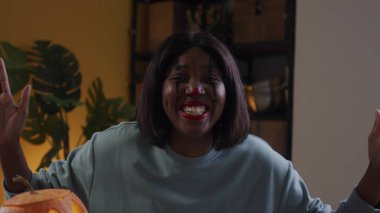 Genç bir kadın korkutuyor ve gülüyor.