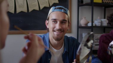 Genç bir adam arkadaşına yağlı bezi nasıl daha iyi çizeceğini soruyor.