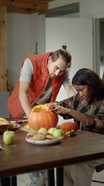 Una joven guapa está tallando la calabaza. — Foto de Stock