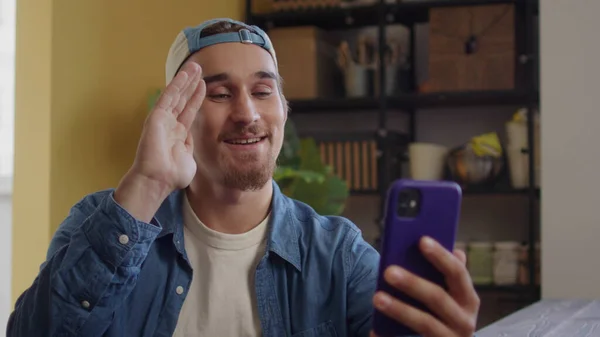 Un hombre guapo está hablando con su amigo por teléfono. —  Fotos de Stock