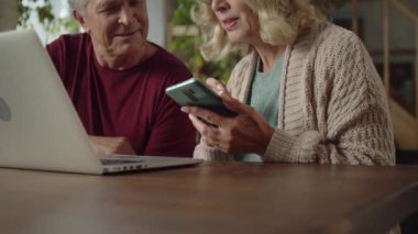 Evli bir çift internette bir şeyler arıyor. 