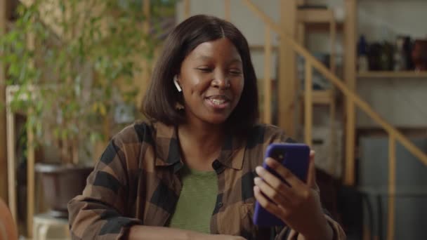 Een mooie vrouw praat met haar vriendin op FaceTime — Stockvideo
