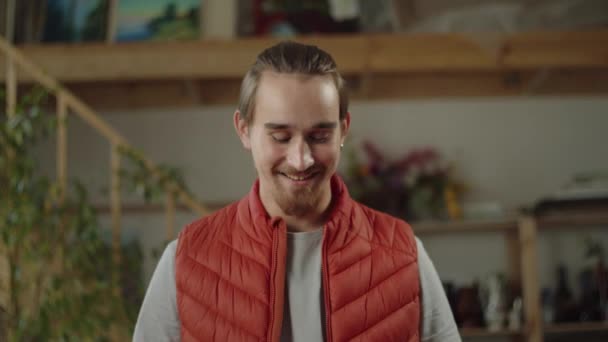 A man is explaining his friends how to carve the top of the halloween pumpkin — Stock Video