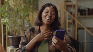 Genç bir bayan telefonda biriyle konuşuyor.