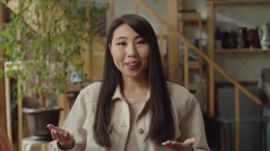 Yakışıklı bir bayan kamerayla konuşuyor.