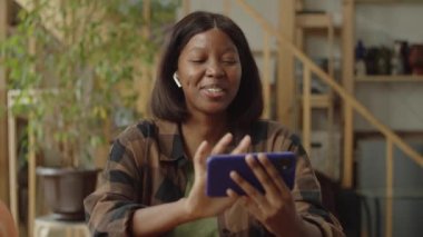 Güzel bir kadın internette video izliyor.