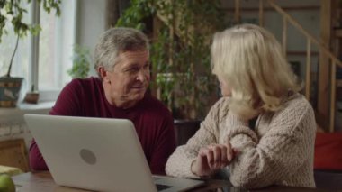 Son sınıflar internetten bir şey seçip tartışıyorlar.